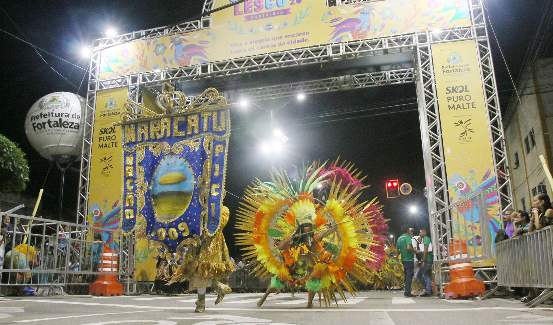 carnaval da Domingos Olímpio com passista desfilando na rua